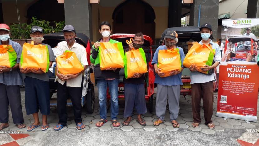 Laznas BMH Perwakilan Yogyakarta menyerahkan paket bantuan untuk Pejuang Keluarga.