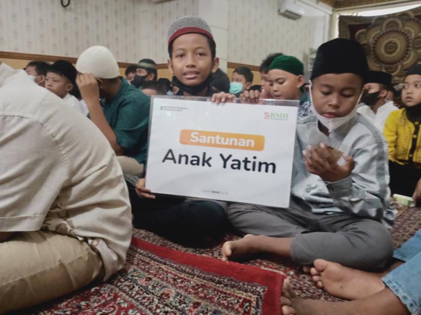 Laznas BMH sinergi dengan Pos Dai Jawa Tengah menyalurkan santunan dan paket pendidikan kepada 600 anak yatim di Kota Semarang, Kamis (7/7/2022).