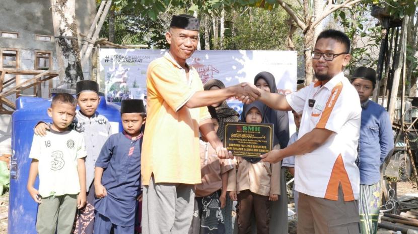 Laznas BMH telah merealisasikan bantuan sumur bor ke-10 untuk memenuhi kebutuhan air Rumah Tahfidz Yatim dan masyarakat Kampung Pasir Talaga, Desa Cihara. 