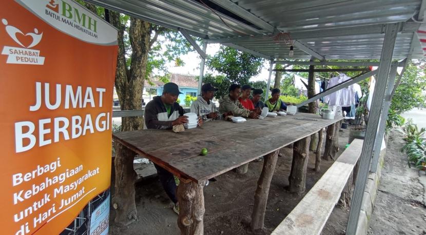 Laznas BMH Yogyakarta membagikan makanan kepada santri dan masyarakat yang membutuhkan, Jumat (10/3/2023).