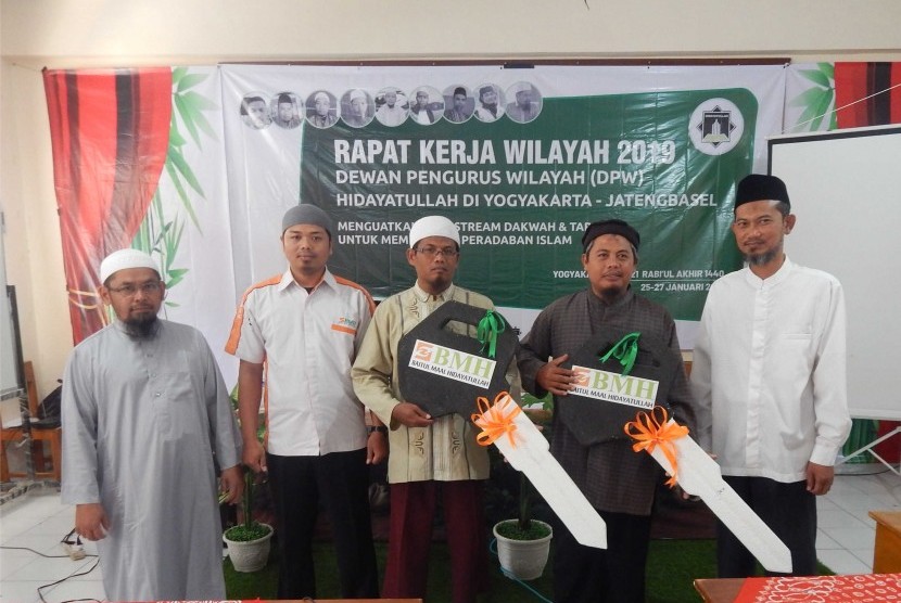 Laznas BMH Yogyakarta menyerahkan bantuan sepeda motor kepada Dai Tangguh.