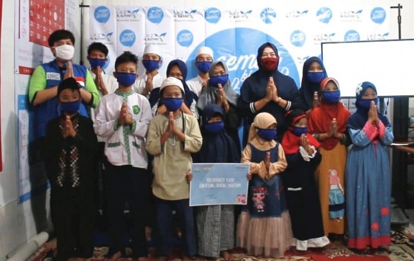 Laznas BSM umat dan Bank Syariah Mandiri bekerjasama dengan LAZ Al Bunyan salurkan THR untuk anak yatim piatu di 6 kecamatan di Kota Bogor. 