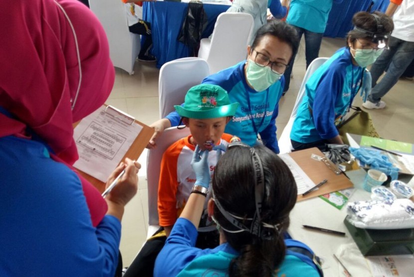 Laznas BSM Umat menggelar  kegiatan penyuluhan, pemeriksaan, perawatan gigi untuk anak, di Jakarta, Ahad (17/12)..   