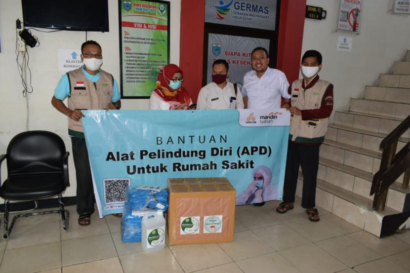 Laznas BSM Umat menyerahkan bantuan masker dan  Alat Pelindung Diri (APD) kepada fasilitas kesehatan di Jakarta, Bekasi dan Banten.