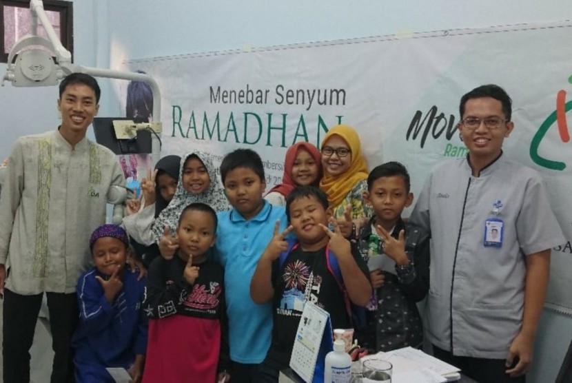 Laznas LMI bersama Klinik PHC Banjarmasin melaksanakan kegiatan cuci karang gigi gratis.