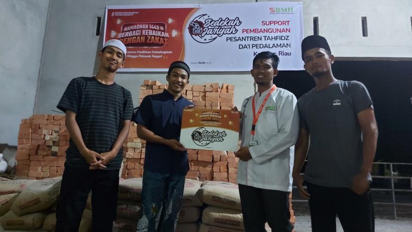 Laznas menyalurkan bantuan material untuk pembangunan Pesantren Tahfidz Dai Pedalaman di Desa Sungai Pinang, Kampar, Rabu (27/4).