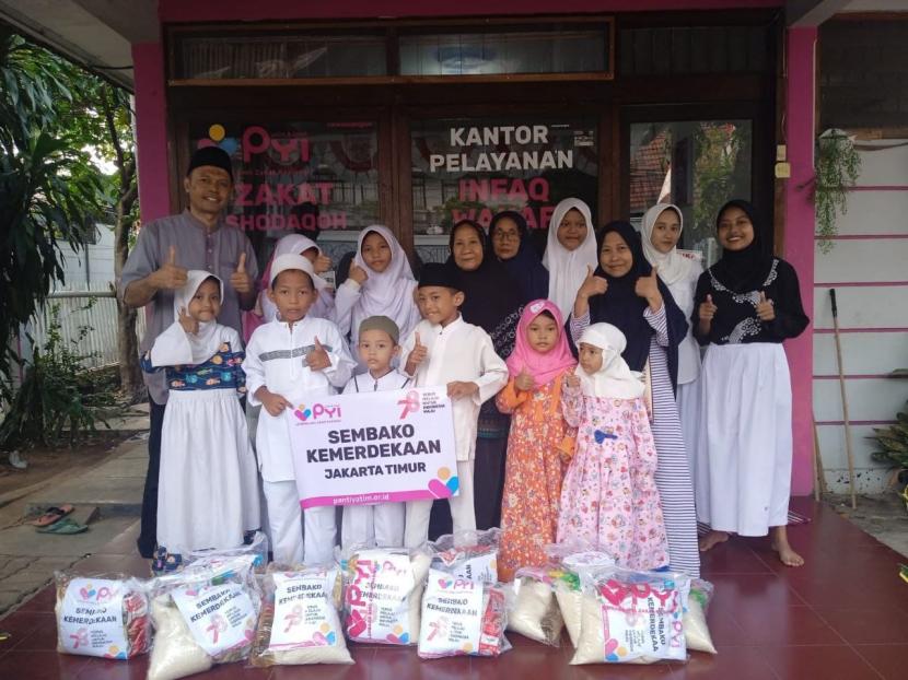 Laznas Panti Yatim Indonesia (PYI) memberikan bantuan paket sembako kepada anak yatim dan kaum dhuafa dalam rangka memperingati Hari Kemerdekaan RI.