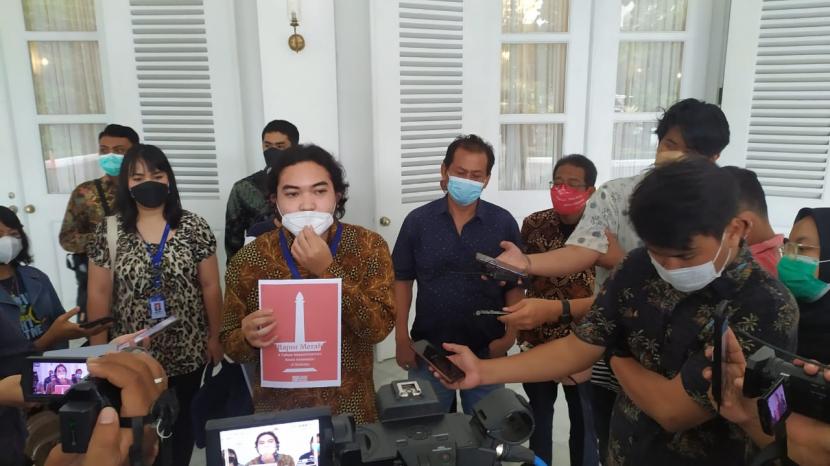 LBH Jakarta menyerahkan rapor merah empat tahun kepemimpinan Gubernur DKI Jakarta, Anies Rasyid Baswedan di Balai Kota DKI. Senin (18/10).