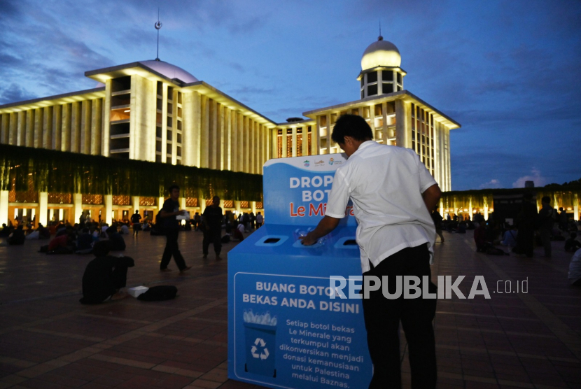 Le Minerale menggandeng BAZNAS mengajak jamaah Masjid Istiqlal bersedekah untuk Palestina melalui botol bekas Le Minerale. Mereka bisa menyedekahkannya dengan memasukkan botol bekas ke dalam dropbox yang sudah disediakan Le Minerale. 