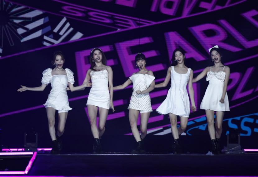 Girl group K-pop Le Sserafim. Personel Le Sserafim, Yunjin, mengenakan pakaian minim di video teaser Easy.