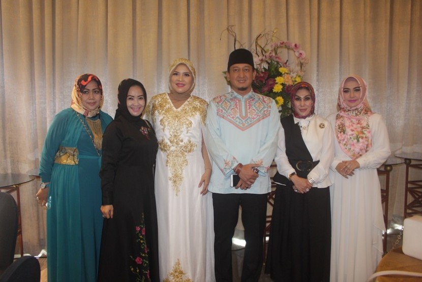Lea Costra (3 dari kiri), Ustaz Zaky Mirza (4 dari kiri) dan Eddies Adelia (kanan) dan sejumlah pengurus Majelis Amaliah Indonesia