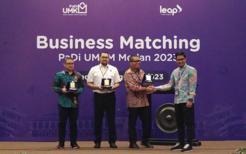 Leader Account Management PaDi UMKM Aswan Pradana (paling kanan) menyerahkan apresiasi kepada perwakilan BUMN dari ASDP Indonesia Ferry, AirNav, & Surveyor Indonesia pada acara Business Matching PaDi UMKM di Kota Medan beberapa waktu yang lalu.