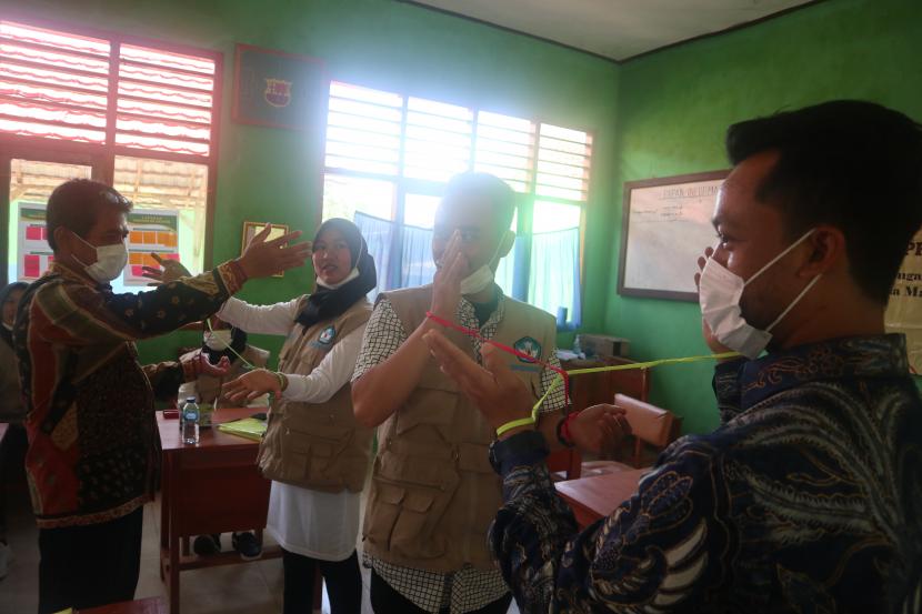 Leader dari Yayasan Khazanah Iman Ilmu Amal (YKIIA) memberikan coaching mengenai psikososial kepada fasilitator loka dari lingkungan Dinas Pendidikan Kabupaten  Pesisir Barat Lampung.