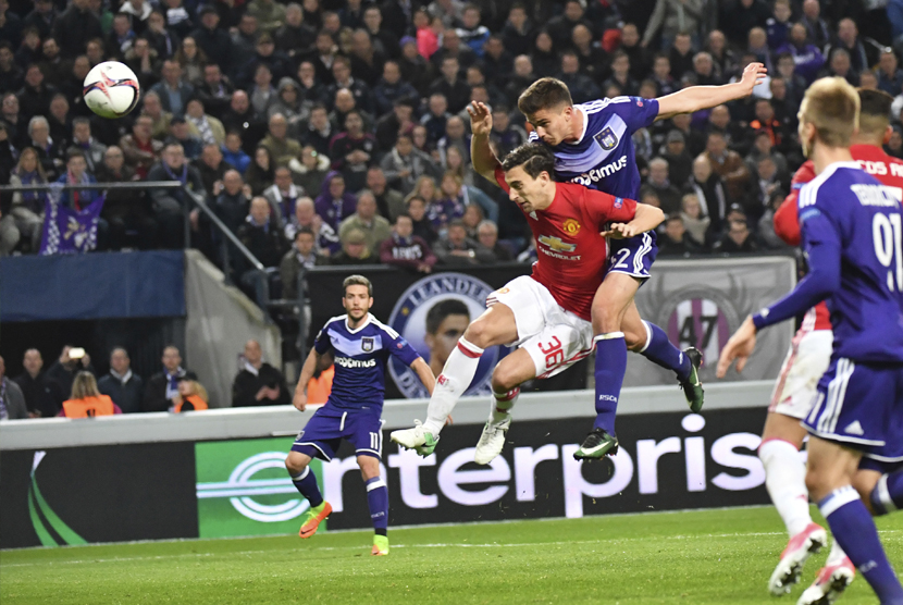 Leander Dendoncker saat menyudul bola ke gawang Manchester United, Jumat (14/4) dinihari WIB.  