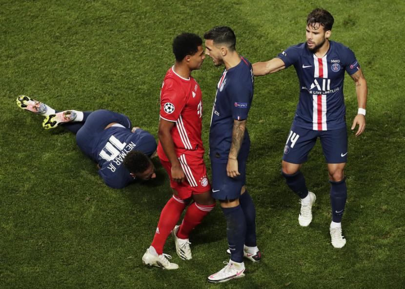 Leandro Paredes (Kanan), PSG and Serge Gnabry (Kiri ) bersitegang saat Neymar dilanggar beberapa waktu lalu..