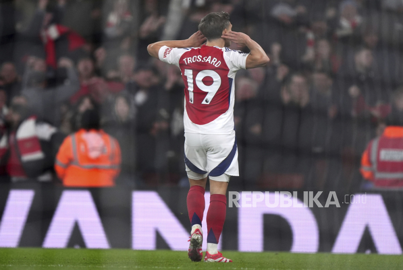 Leandro Trossard dari Arsenal berselebrasi setelah menjebol gawang Tottenham Hotspur dalam pertandingan sepak bola Liga Primer Inggris di Stadion Emirates, London, Inggris, Kamis 16 Januari 2025 dini hari WIB.