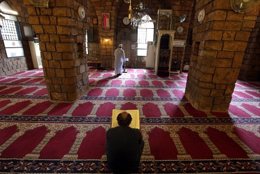 Mengenal Lebanon, Rumah Bagi 18 Agama Berbeda. Seorang jamaah membaca Alquran di sebuah masjid di Beirut, Lebanon.