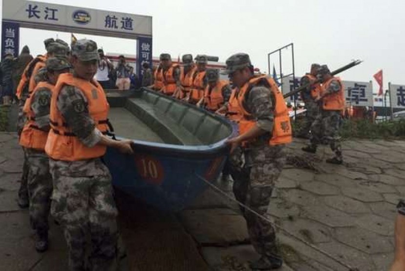 Lebih dai 10 kapal dikerahkan membantu upaya penyelamatan kapal feri yang tenggelam di Sungai Yangtze, Cina.