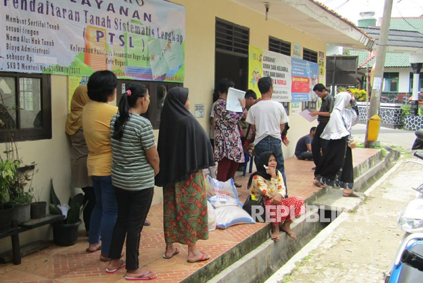 Lebih dari 1.000 Keluarga Penerima Manfaat di Kelurahan Menteng dan Pasir Jaya, Bogor, menerima Bantuan Pangan Non Tunai (BPNT) pada Rabu (6/12). 