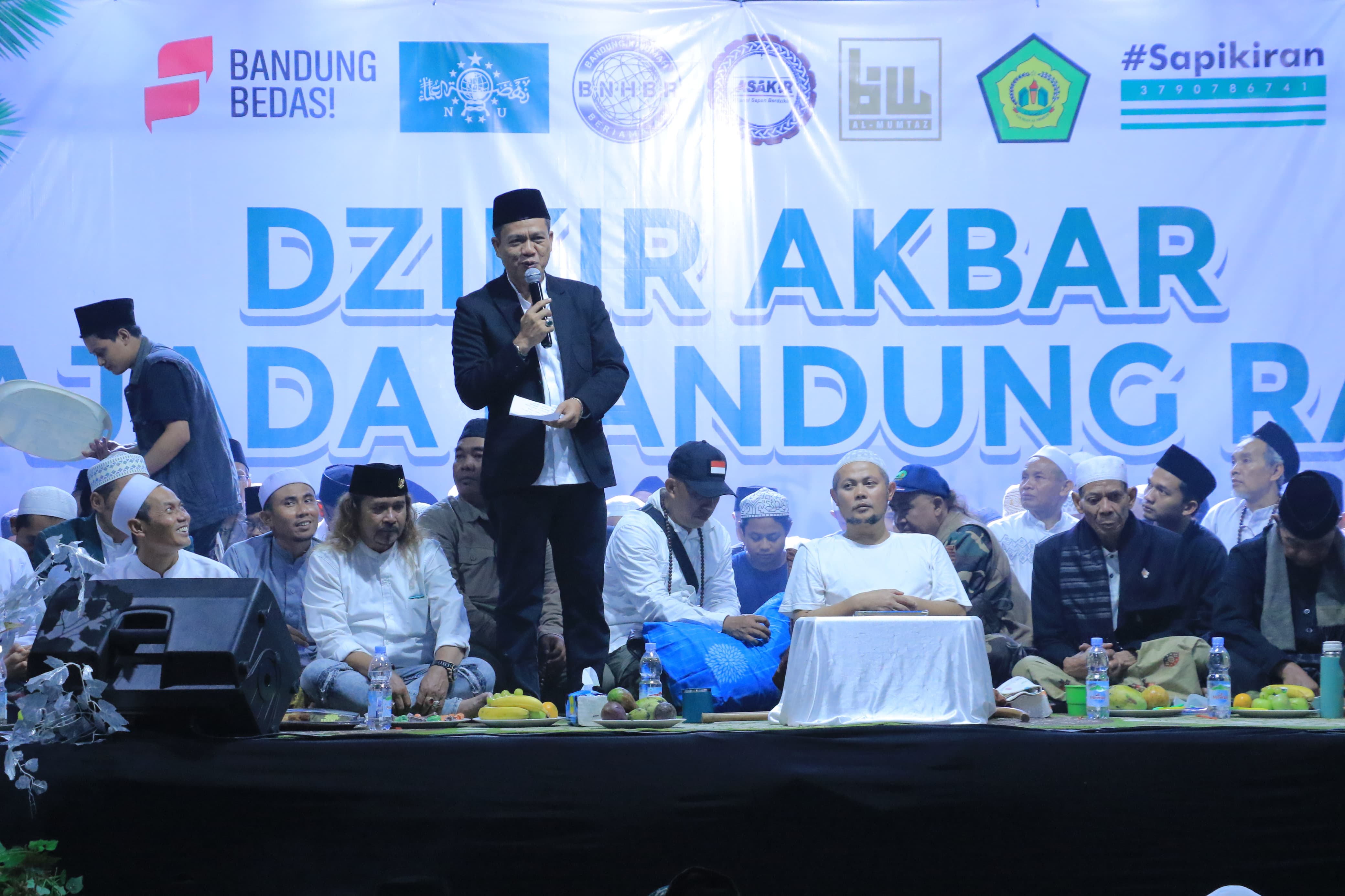 Lebih dari 10 ribu jamaah dan masyarakat umum mengikuti kegiatan Dzikir Akbar dan Pengajian Kitab Hikam bersama Syikhuna Bapak Pajada dan KH Masluh Asskandari di GOR Adi Futsal, Desa Tegalluar, Bojongsoang, Kabupaten Bandung, Jum