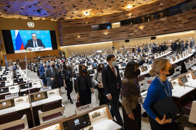 Lebih dari 100 diplomat dari 40 negara melakukan aksi walk out atau keluar ruangan ketika pidato Menteri Luar Negeri (Menlu) Rusia Sergei Lavrov diputar di Sidang Dewan Hak Asasi Manusia PBB, Selasa (1/3/2022) waktu setempat.