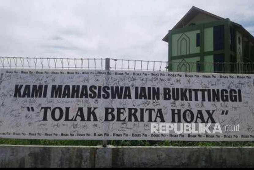 Lebih dari 100 mahasiswa IAIN Bukittinggi membubuhkan tanda tangan di atas poster bertuliskan Kami Mahasiswa IAIN Bukittinggi Tolak Berita Hoaks. Aksi mahasiswa pada Jumat (16/3) pagi tadi bertepatan dengan digelarnya jumpa pers oleh rektorat terkait polemik cadar. 