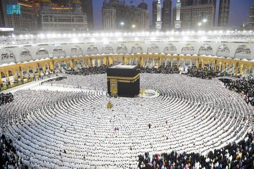 Lebih dari 2,5 juta jamaah, termasuk jamaah umroh dan pengunjung, menghadiri sholat Khotmil Quran pada Rabu (19/4/2023) atau malam ke-28 di bulan suci Ramadhan, di Masjidil Haram di Makkah. Arab Saudi Umumkan Daftar Vaksin Bagi Jamaah Haji 2023