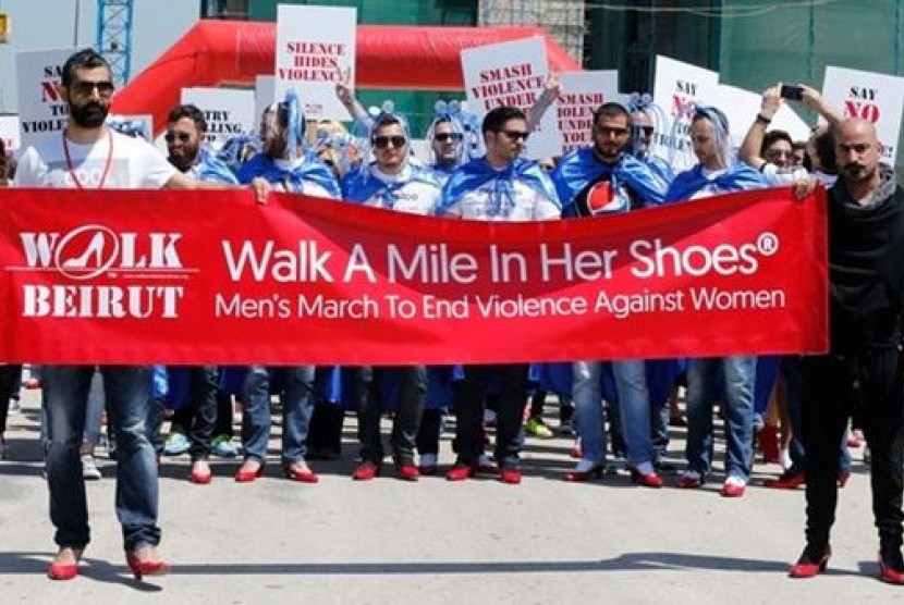  Lebih dari 200 orang laki-laki berjalan dengan sepatu hak tinggi berwarna merah dalam even “Walk a Mile in Her Shoes