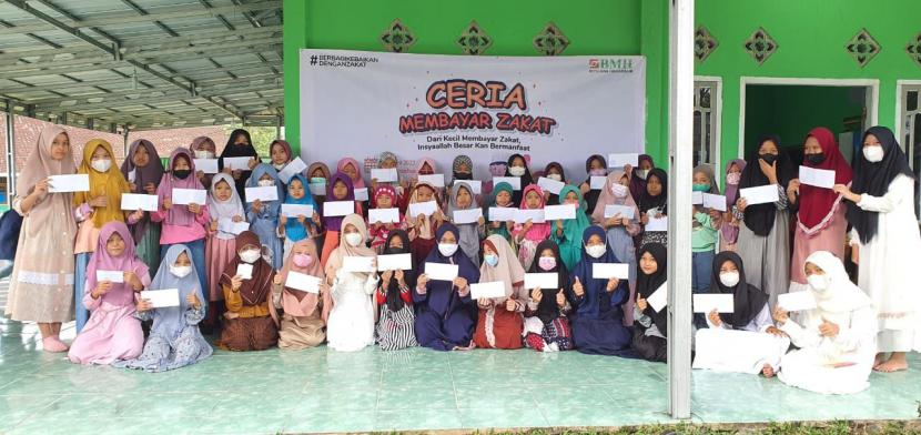 Lebih dari 300 siswa dan siswi SD Integral Hidayatullah Menggala, Kabupaten Tulang Bawang,  Lampung menggelar kegiatan Ceria Membayar Zakat melalui Laznas BMH, Sabtu (23/4).