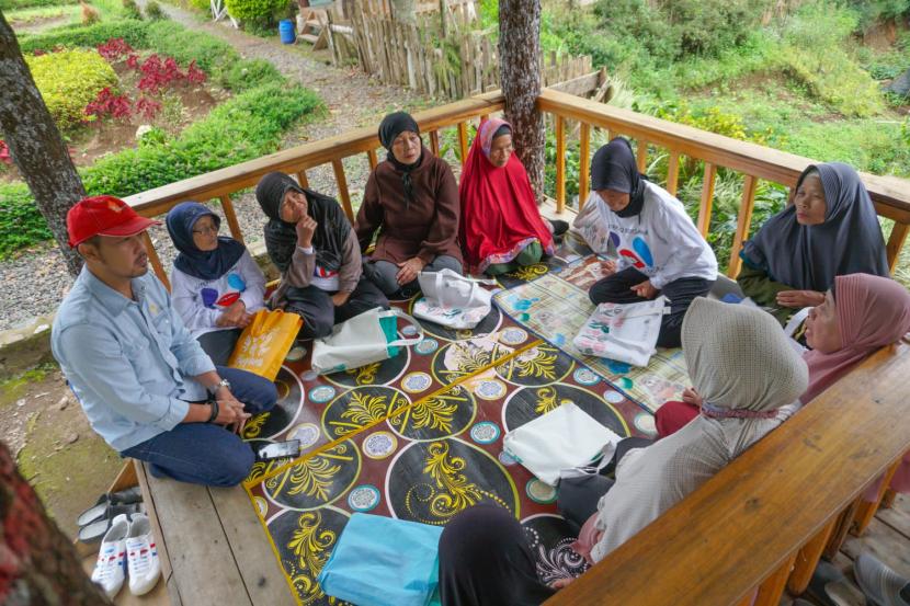 Lebih dari 4.000 buku koleksi yang bisa dibaca oleh pengunjung Taman Sabda Desa Edupark Pangalengan. Buku-buku koleksi itu disediakan di areal perpustakaan yang disebut Koleksi Literasi Cerdas (KOLECER).