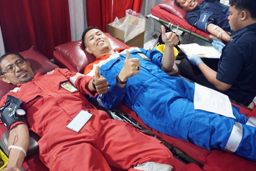 Lebih dari 400 pekerja di lingkungan Pertamina RU VI Balongan mendonorkan darahnya dalam rangka HUT Pertamina ke-62, Selasa (3/12)