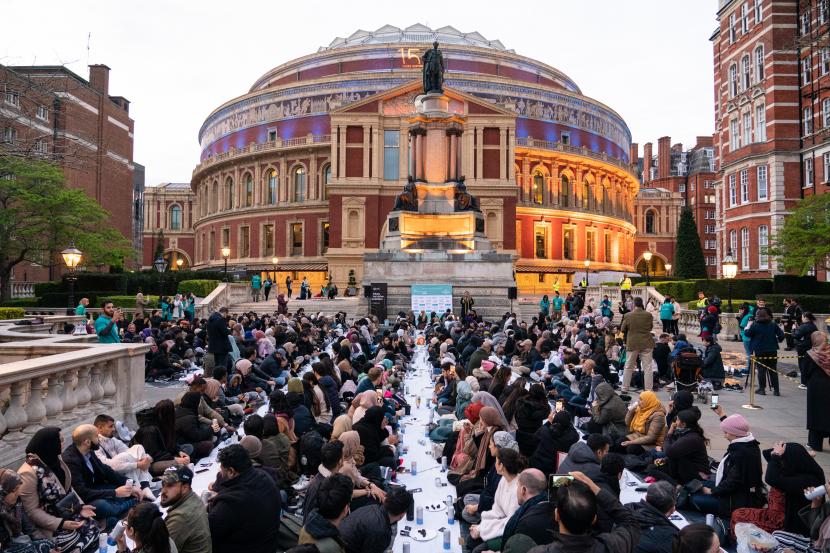 Lebih dari 500 Muslim Inggris dan teman-teman non-Muslim berkumpul untuk merayakan kegiatan berbuka #OpenIftar selama bulan Ramadhan di pelataran Royal Albert Hall, Ahad (9/4/2023).