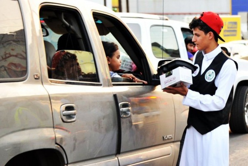 Lebih dari 900 relawan muda membagikan iftar di jalan untuk mencegah kecelakaan lalu lintas di jalan Arab Saudi. 650 Ribu Relawan Arab Saudi Mendaftar di Portal Relawan Nasional