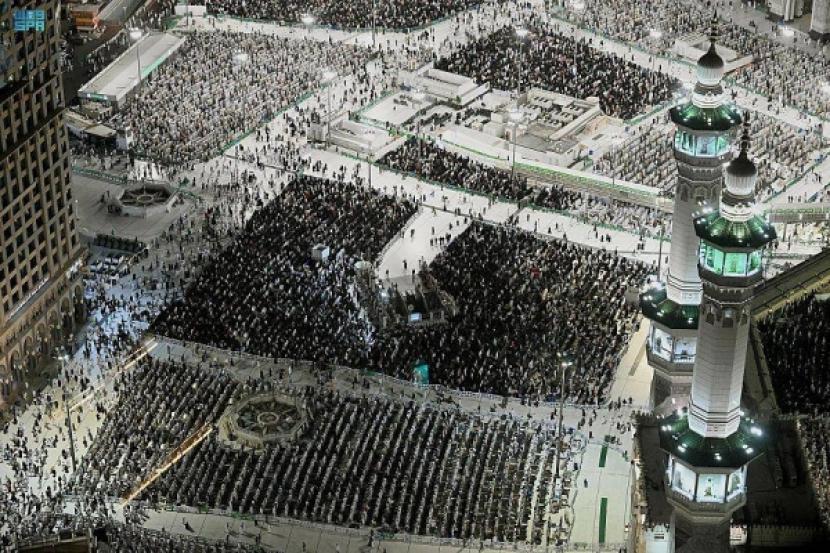 Lebih dari dua juta jamaah memadati Masjidil Haram di Makkah dan Masjid Nabawi di Madinah. Mereka berbondong melaksanakan sholat Isya dan sholat malam.