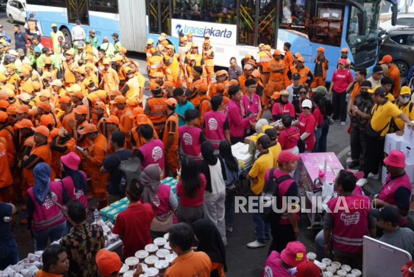 Lebih dari sepuluh brand makanan dan minuman (F&B) lokal, komunitas, dan media berkumpul dalam sebuah aksi sosial bertajuk #LokalBantuWarga di Halte Transjakarta dan JPO Senen pada Kamis (4/9/2023) lalu. 