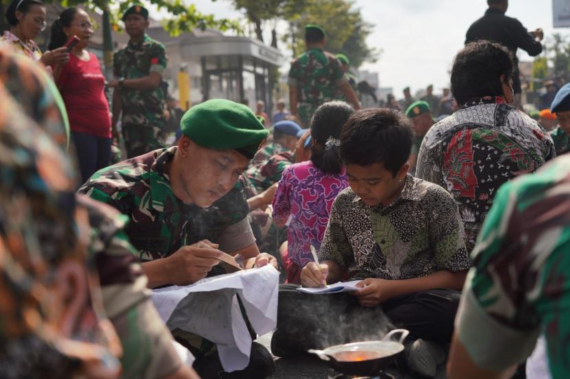 Lebih dari seribu prajurit TNI memecahkan rekor Muri dengan membatik massal pada acara Karnaval Abhinaya Abyakta Batik Jogja 2nd Series 2023 dalam rangka memperingati Hari Batik Nasional di Jalan Jenderal Sudirman, Kota Yogyakarta, Senin (2/10/2023).
