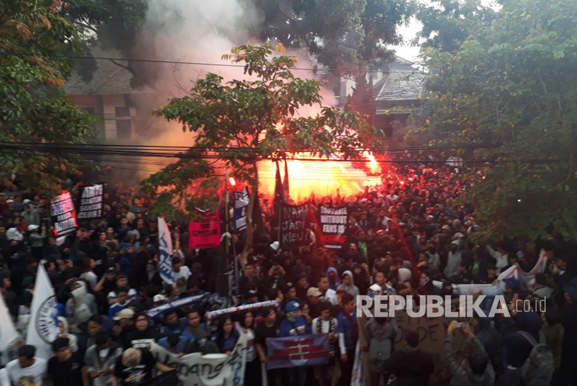 Lebih kurang seribu bobotoh berada di GOR Saparua, Bandung, Selasa (17/10) hendak melakukan long march ke Graha Persib untuk menyampaikan kritik atas performa buruk Persib Bandung di Liga 1.