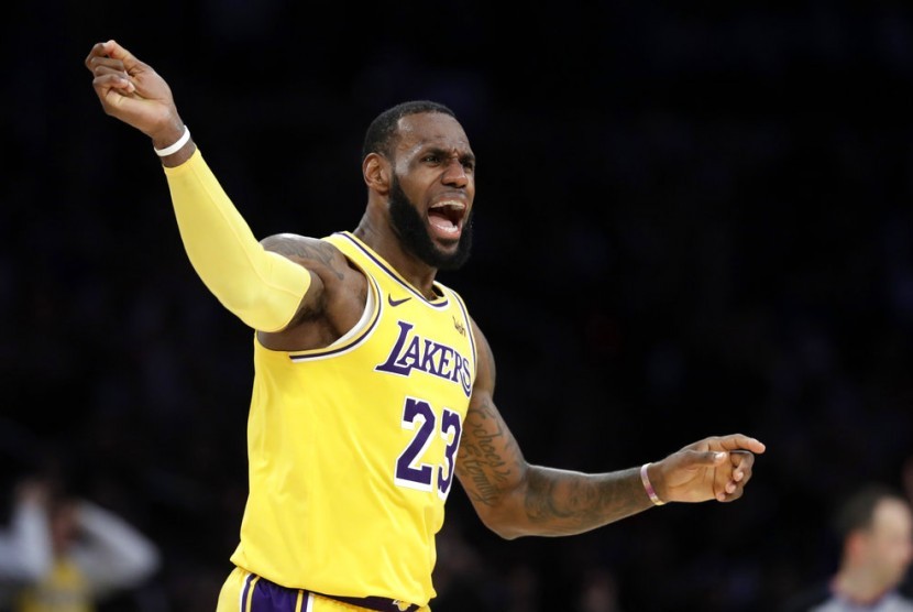 LeBron James mencatatkan 25 poin, 11 rebound, dan 10 assist untuk Los Angeles Lakers saat mengalahkan Orlando Magic dalam kompetisi basket NBA.