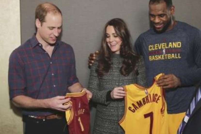 LeBron James (kanan) memberikan jersey kepada Pangeran William dan istrinya Kate Middleton.