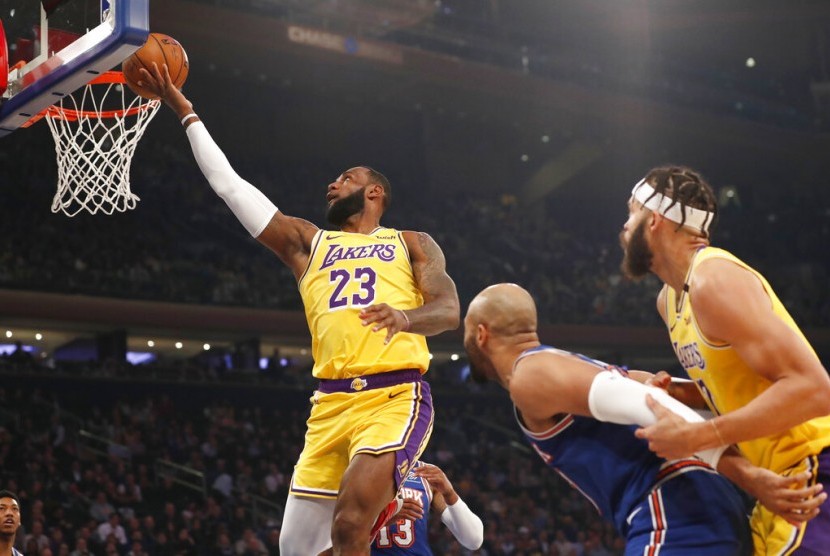 LeBron James membawa Lakers mengalahkan Knicks di New York. 