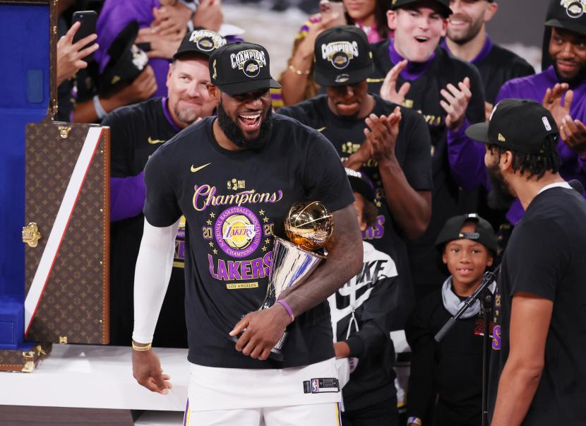 LeBron James memegang trofi sesuai mengantarkan LA Lakers menjuarai NBA 2019/2020, Senin (12/10).