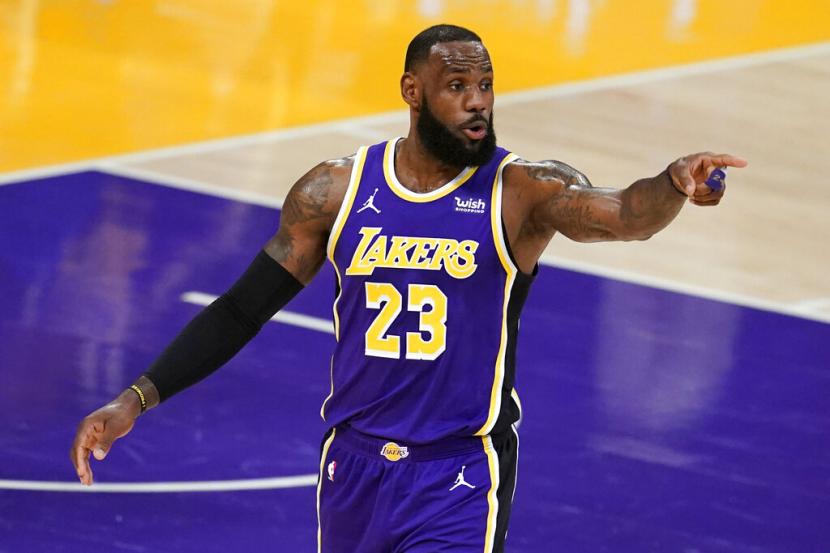 LeBron James mencetak 37 poin, delapan rebound dan enam assist saat Lakers taklukkan Hornets 116-105 di Staples Center, Los Angeles, Jumat (19/3) WIB.