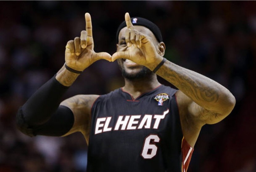 LeBron James, pemain Miami Heat, membuat aksi 'U' sebagai bentuk dukungan terhadap Universitas Miami saat menghadapi Orlando Magic di laga NBA pada Rabu (6/3). 