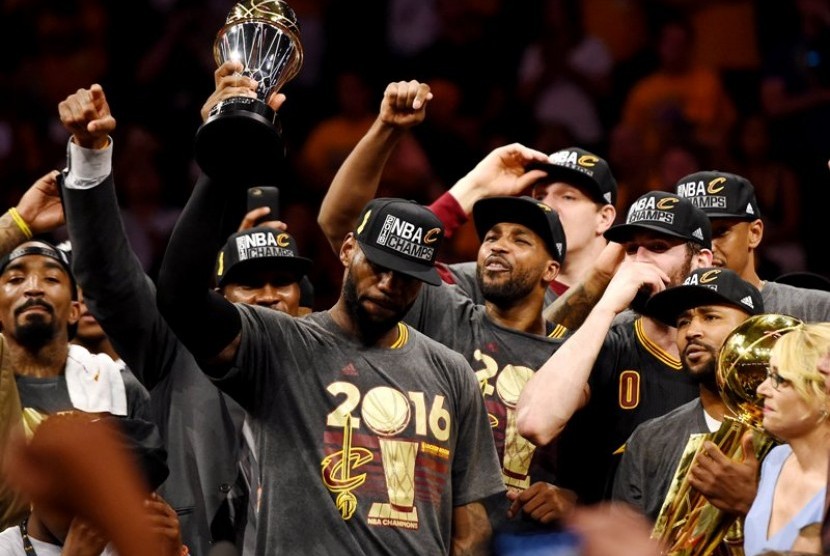 LeBron James (tengah) merayakan gelar juara NBA 2016.