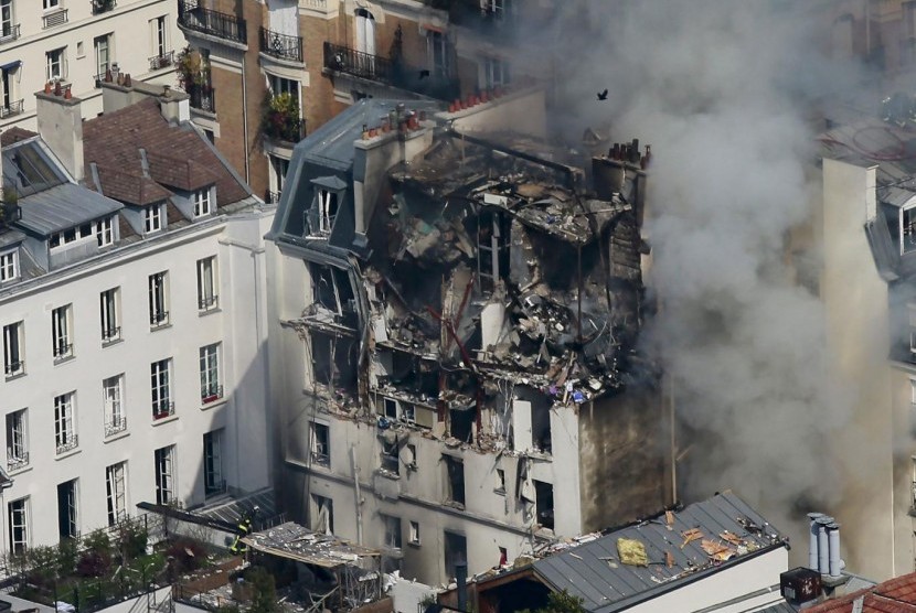Ledakan akibat kebocoran gas menghancurkan bagian atas semua apartemen di Paris, Prancis, Jumat, 1 April 2016.