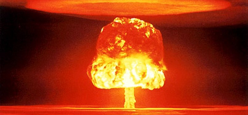 Ledakan akibat uji coba senjata nuklir di Pulau Bikini Atol, Pasifik.