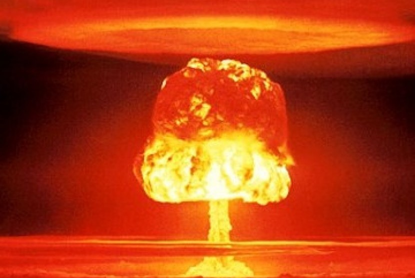 Ledakan akibat uji coba senjata nuklir di Pulau Bikini Atol, Pasifik.