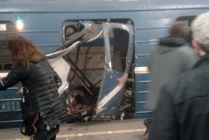 A bomb blast on a St Petersburg metro train killed 14 people and wounded dozens more.