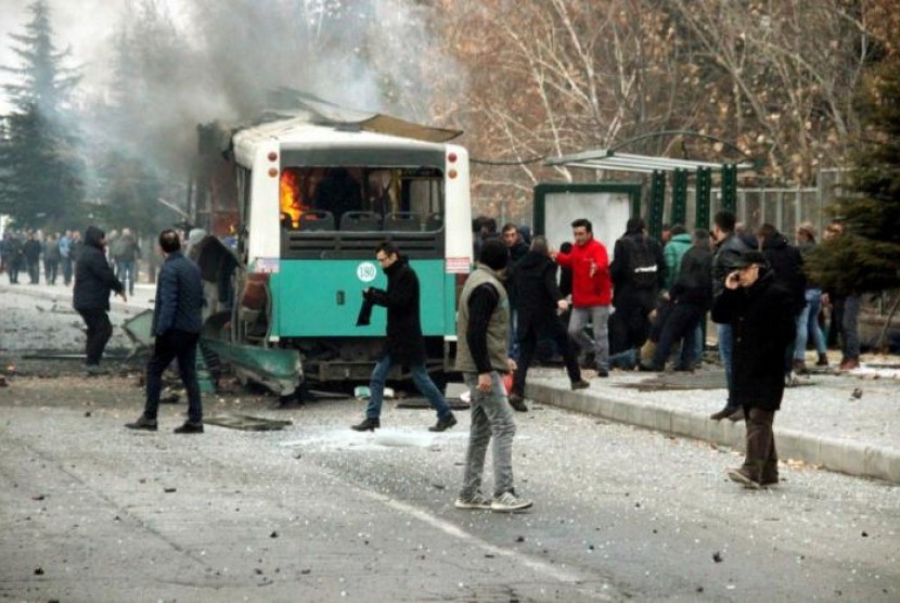 Ledakan bom mobil di sebuah bus yang mengangkut tentara bebas tugas di Kayseri, Turki, Sabtu, 17 Desember 2016. Sebanyak 13 tentara tewas.