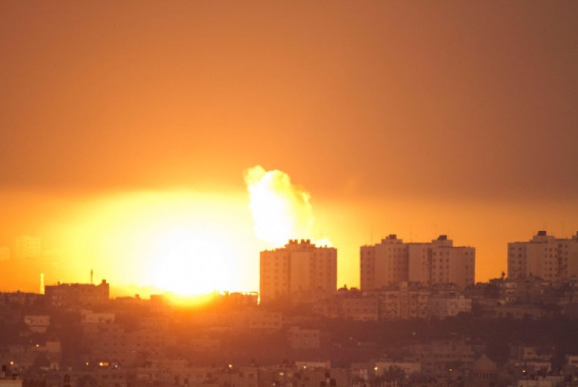 Ledakan dan asap membumbung menyusul serangan udara Israel di utara Jalur Gaza, dilihat dari Perbatasan Gaza-Israel, selatan Israel, Kamis (15/11/2012).